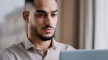 Yakın plan erkek portresi sakin Arap işadamı İspanyol serbest yazar web tasarımcısı ev bilgisayarında e-posta yazıyor kişisel bilgisayar wi-fi internet bağlantısı e-iş konsepti kullan