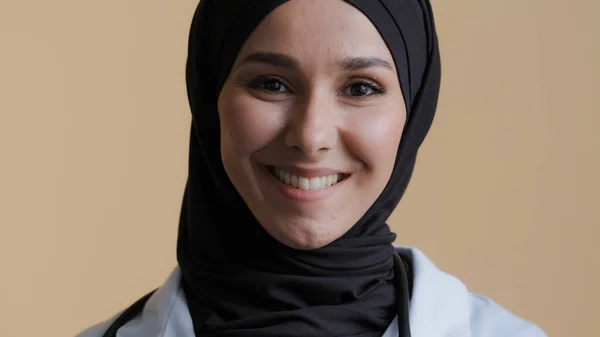 Smiling Muslim Arabian Female Doctor Surgeon Hijab Traditional Headscarf Wear — Foto Stock