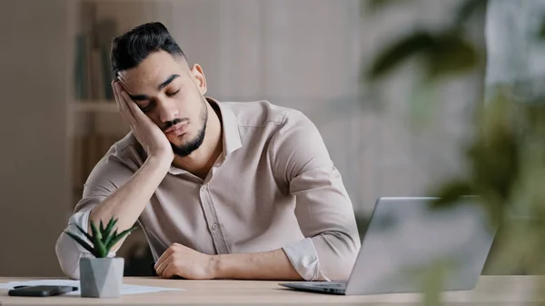 Moe Slaperige Spaanse Man Arabier Man Dromen Overwerkt Mannelijke Student — Stockfoto