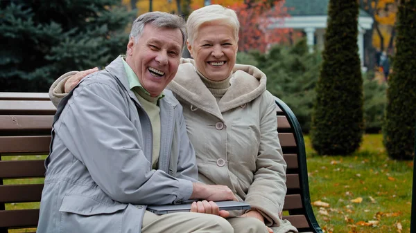 Kaukasische Ehepaar Familie Rentner 60Er Jahre Menschen Mann Frau Winkt — Stockfoto