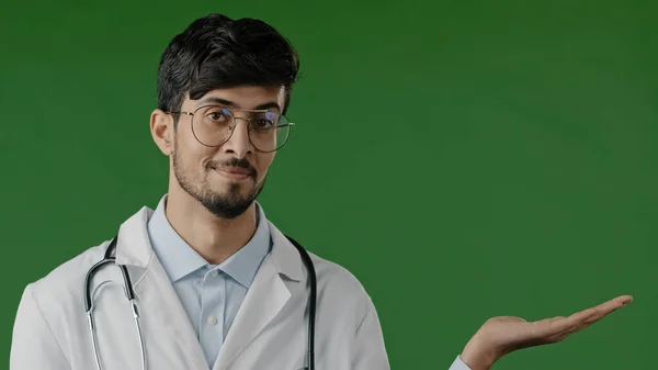 Арабський Індієць Молодий Лікар Практик Має Копіювальний Простір Долоні Вказує — стокове фото