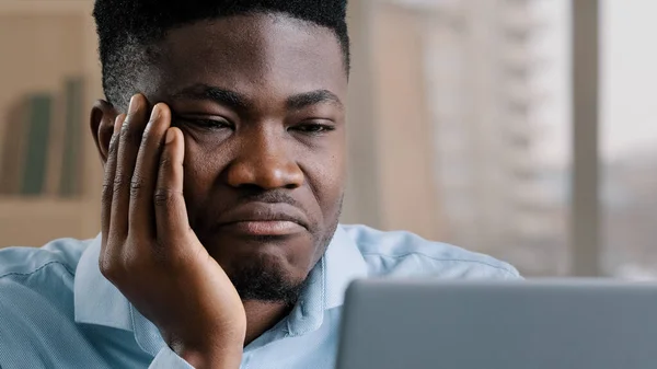 Uttråkad Besviken Afrikansk Man Amerikansk Manlig Affärsman Har Sömnproblem Lat — Stockfoto