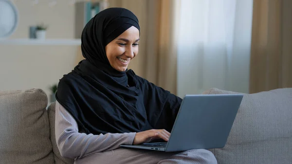 Felice Araba Donna Musulmana Giovane Donna Freelance Creatore Hijab Sedersi — Foto Stock