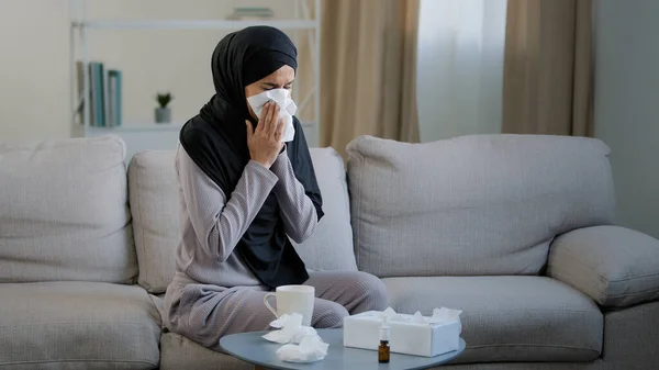 Malato Arabo Musulmano Giovane Donna Malsana Hijab Soffrono Raffreddore Naso — Foto Stock