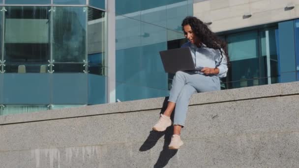 Szczęśliwy Radosny Biznes Kobieta Freelancer Dziewczyna Student Siedzieć Mieście Laptopem — Wideo stockowe