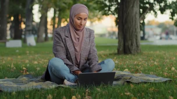 Muzułmański Arabski Islamski Student Dziewczyna Hidżab Biznes Kobieta Freelancer Użytkownik — Wideo stockowe