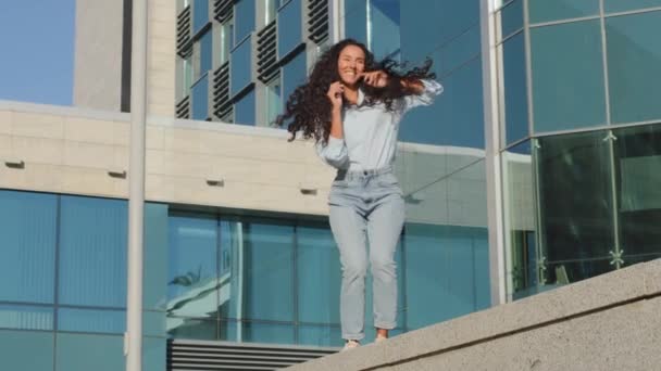 Feliz Alegre Chica Despreocupada Activa Mujer Bailando Movimiento Con Pelo — Vídeos de Stock