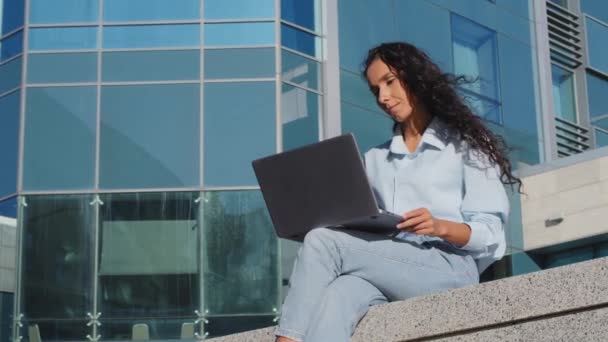 Retrato Mujer Negocios Terminando Trabajo Estudiando Sentada Ciudad Aire Libre — Vídeos de Stock