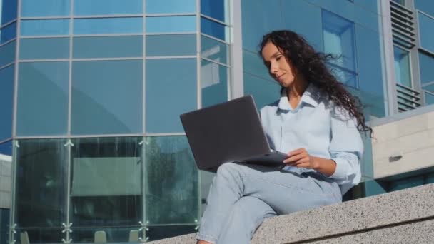 Portrait Femme Affaires Finissant Son Travail Étudiant Assis Ville Extérieur — Video