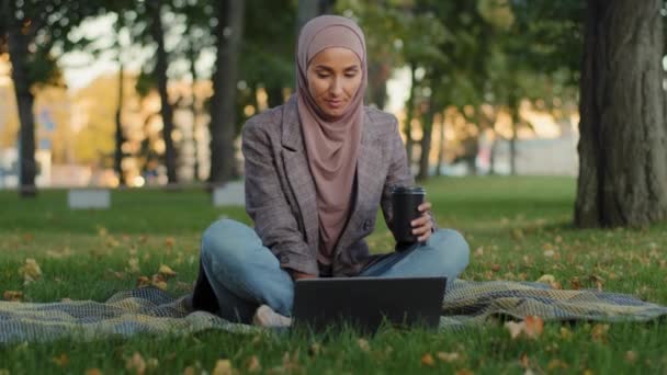 Mutlu Gülümseyen Müslüman Kadını Kız Öğrenci Şehir Parkındaki Yeşil Çimlerde — Stok video