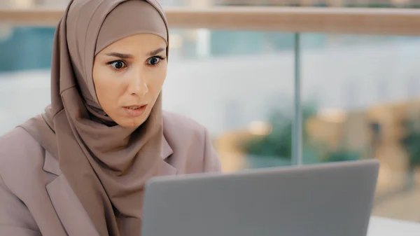 Giovane Preoccupato Stressato Araba Donna Affari Hijab Guardando Schermo Del — Foto Stock