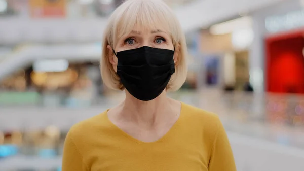 Close Mature Caucasian Woman Protective Mask Standing Indoors Looking Camera — 图库照片