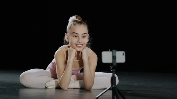 Mladý Dospívající Dívka Dítě Teenager Balerína Gymnastka Tanečnice Sedí Podlaze — Stock fotografie