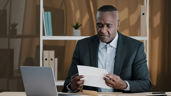 Afrikaanse Oude Man Senior Volwassen Man Kantoor Openen Papieren Enveloppe — Stockfoto