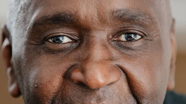 Zblízka Muž Tvář Šťastný Starší Afroameričan Muž Usmívá Přátelskou Tmavě — Stock fotografie