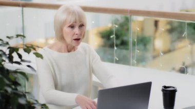 Olgun iş kadını dizüstü bilgisayarda yazarken online kumar oyununu kaybediyor açık artırmada teklif kaybediyor endişeli kadın olumsuz sonuç yüzünden stres yaşıyor kötü haber endişesi