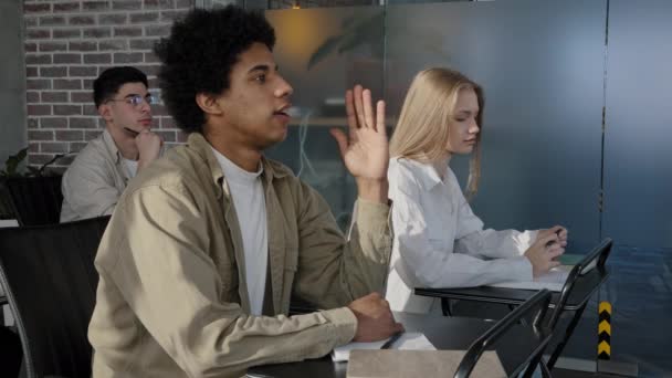 Diversos Alunos Sentam Sala Aula Escola Ouvir Palestra Estudando Professor — Vídeo de Stock