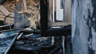 Kharkiv Kharkov bölgesi, Skovorodinovka, Skovorodinivka, Ukrayna - 05.10.2022: Rusya hava saldırısının ev enkazını bombalaması sonucu yanan kül külleri yanan bina