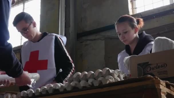 Charkov Region Charkov Rogan Ukrajina 2022 Mladí Dobrovolníci Červeného Kříže — Stock video
