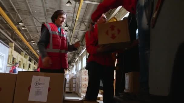 Kharkiv Kharkov Region Rogan Ukraine 2022 Volunteers Loading Cardboard Boxes — Vídeo de Stock