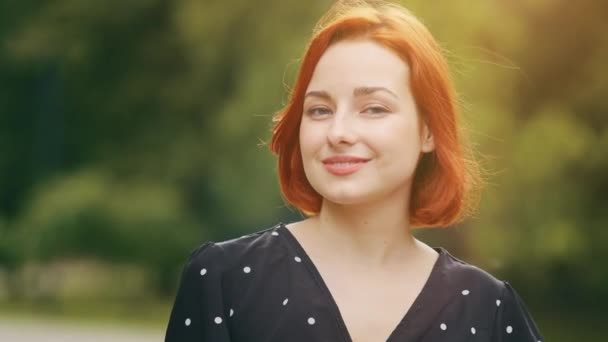 Szabadban Portré Boldog Kaukázusi Modell Nőies Hölgy Mutatja Rendben Kéz — Stock videók