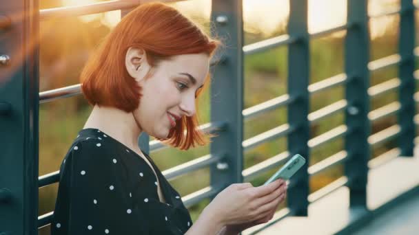 Rotschopf Hübsche Frau Schaut Auf Smartphone Bildschirm Junge Kaukasische Teenager — Stockvideo