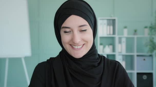Kobieta Szczęśliwa Twarz Zbliżenie Portret Pomieszczeniach Islamski Muzułmański Arabski Kobieta — Wideo stockowe