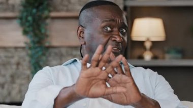 Tatmin olmamış üzgün yetişkin Afro-Amerikalı bir adam tiksinti hissediyor reddetme hareketi tatsız tepki inkar ediyor somurtkan yüz dalgalarının yüzünü kaplamasına izin vermiyor.