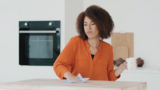 Gelukkig Actief Dansen Energie Gratis Grappige Muziek Luisteren Thuis Keuken — Stockvideo