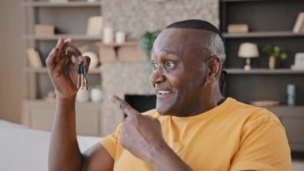 Зрілий Афроамериканський Чоловік Щасливий Домовласник Чоловік Ріелтор Який Показує Купу — стокове відео