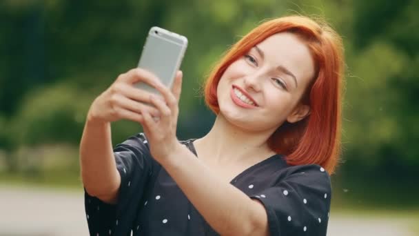 Kafkasyalı Güzel Kızıl Saçlı Stil Sahibi Kadın Blog Yazarı Selfie — Stok video