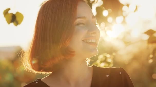 Outdoors Female Face Portrait Caucasian Beautiful Redhead Stylish Woman Sensual — Vídeo de stock