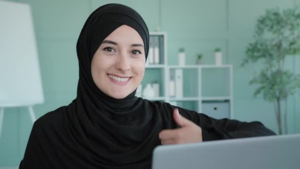 Arabian Islamic Muslim Student Black Hijab Successful Businesswoman Sitting Workplace — Wideo stockowe
