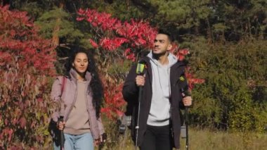 Genç evli çiftler parka doğru yürürler. Sırt çantalı bir adam ve aşık bir kızla birlikte. Ormanda yürürler ve konuşurlar.