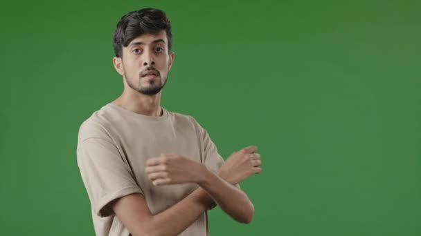 Арабський Молодий Хлопець Стоїть Зеленому Фоні Хізпанічний Гінду Дорослий Чоловік — стокове відео