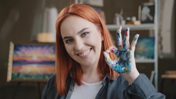 Menina Cabelos Vermelhos Artista Talentoso Pintor Feminino Fica Posando Oficina — Vídeo de Stock