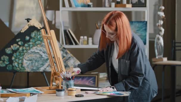 Inspirado Ocupado Focado Ruiva Artista Mulher Pintor Estúdio Arte Pinturas — Vídeo de Stock