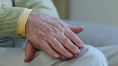 Erkek avuçlarını kapat. Kaşınan elleri kaşındırıyor dermatit sedef hastalığına alerjisi var. Buruşuk cilt. Yaşlı nesil sigorta sorunu