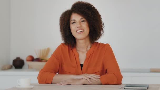Webcam Uitzicht Lachende Afro Amerikaanse Vrouw Met Krullend Haar Zitten — Stockvideo