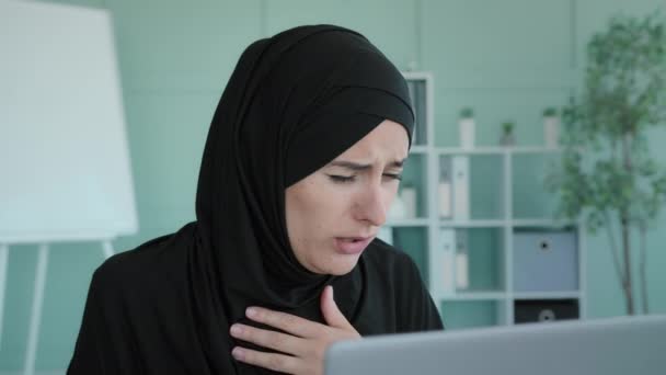 Arab Iszlám Üzletasszony Muszlim Női Menedzser Dolgozó Fekete Hidzsáb Gépelés — Stock videók