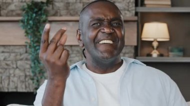 Komik kıdemli Afrikalı, neşeli, yetişkin, orta yaşlı, 50 'li yaşlarda, Amerikalı, hevesli, hippi, el hareketi hareketi hareketi yapan, parmaklarını şaklatan, melodi ritminin tadını çıkaran, neşeli, orta yaşlı bir adam.