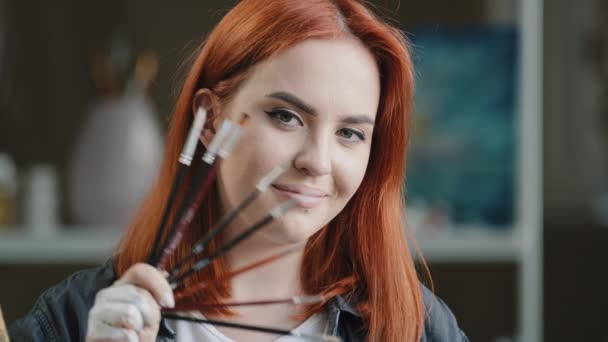 Kızıl Saçlı Genç Kadın Resim Öğretmeni Ressam Kız Ressam Elinde — Stok video