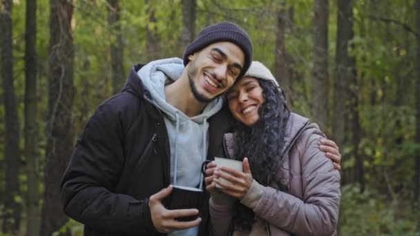 Birbirine Aşık Genç Bir Çift Doğada Durmuş Çay Içerken Sohbet — Stok video