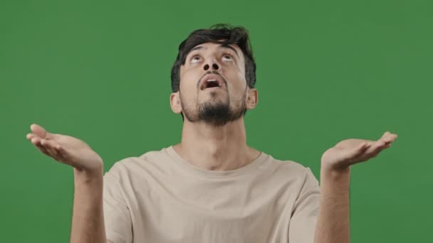 Portrét Nadějný Arabský Hispánský Brunet Dospělý Muž Chtějí Požehnání Stojící — Stock video