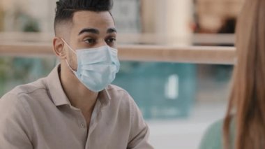 Maskeli Arap bir adam, iş adamı banka müdürü, banka çalışanı, tanınmayan Kafkasyalı bir kadın ortakla röportaj yapıyor. Yeni iş projesini tartışıyorlar.