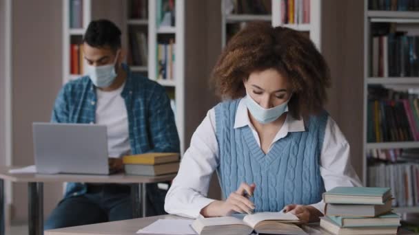Estudiantes Estudian Biblioteca Máscara Protectora Cumplen Con Las Medidas Cuarentena — Vídeos de Stock