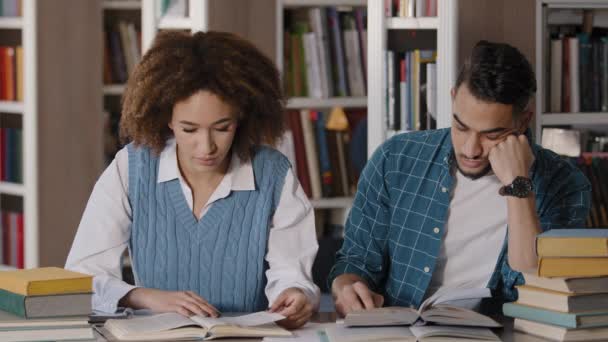 Close Couple Students Studying Library Preparing Exam Working Project Read — Αρχείο Βίντεο