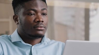 Yakın plan sakin Afrikalı iş adamı erkek etnik direktör Amerikan serbest tasarımcı web tasarımcısı kişisel bilgisayar arama işi için internetteki boşluğu kullanarak internetten e-posta yazma işini geliştir
