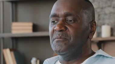 Yaşlı Afro-Amerikan yetişkin 50 'li yaşların erkek portresi kıdemli büyükbaba iş adamı. Hikaye hakkında konuşan, ayetlerle konuşan, kurallar tekrar eden, ayrıntıları açıklayan, hafıza sunumunu hatırlatan,
