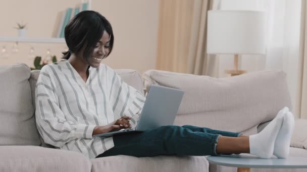 Young Woman Relaxing Home Cozy Sofa Laptop Chatting Friends Social — Vídeos de Stock
